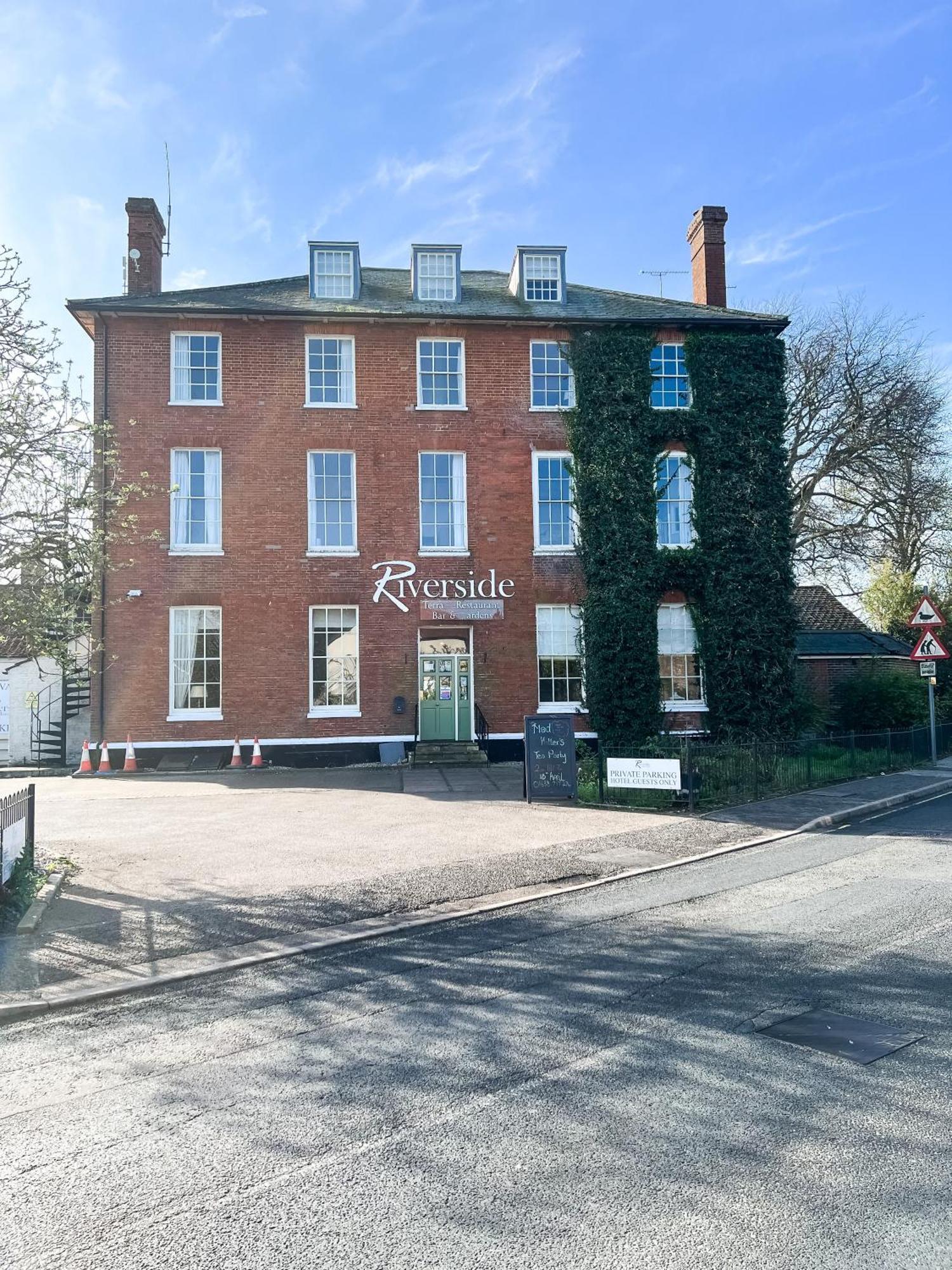 The Riverside House Hotel Mildenhall Exterior foto