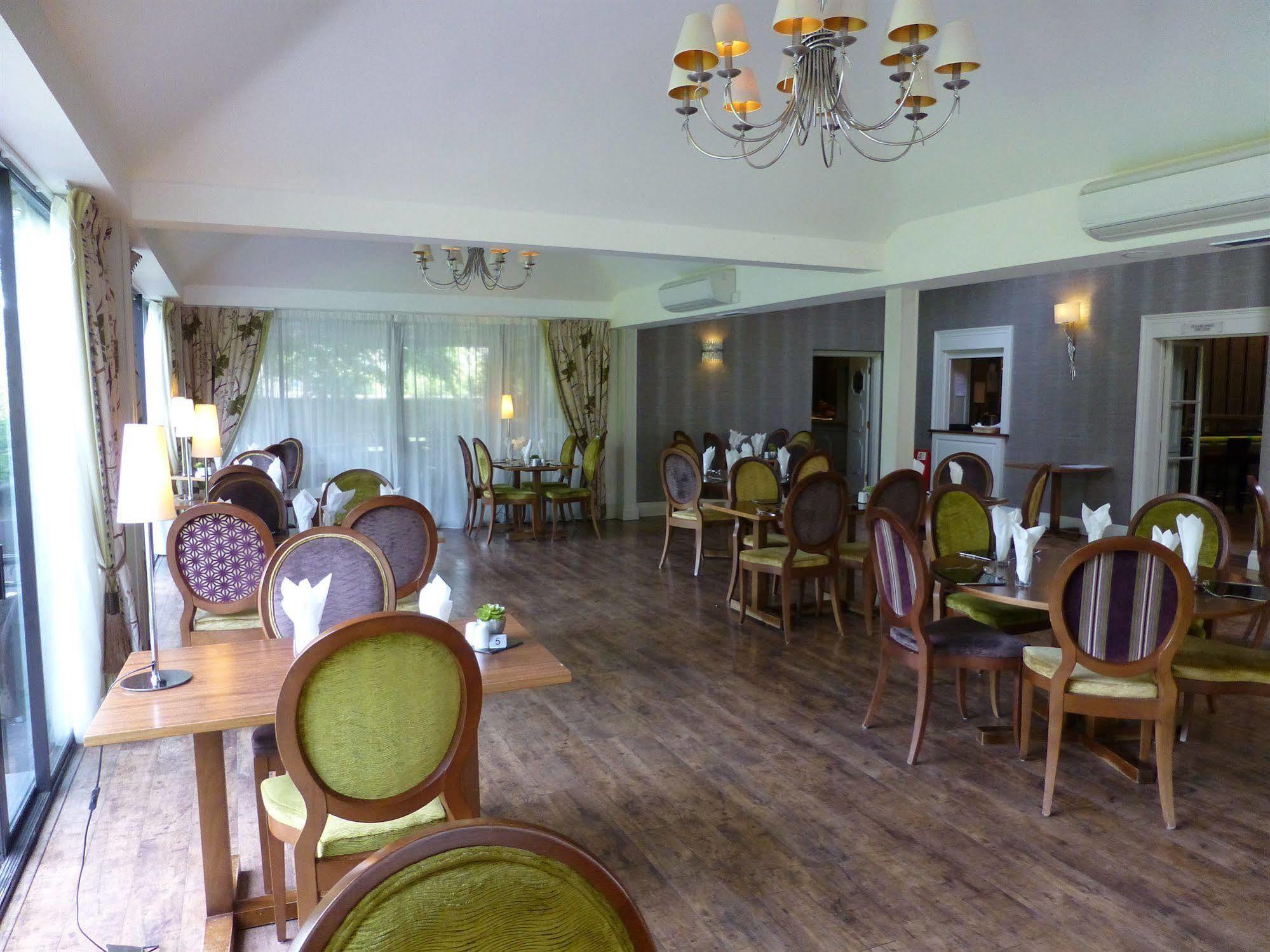 The Riverside House Hotel Mildenhall Exterior foto