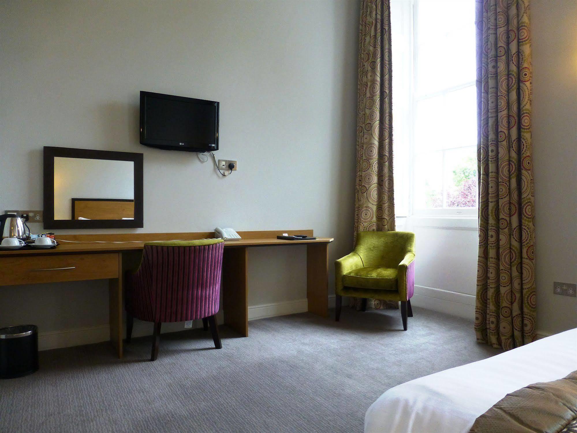 The Riverside House Hotel Mildenhall Exterior foto