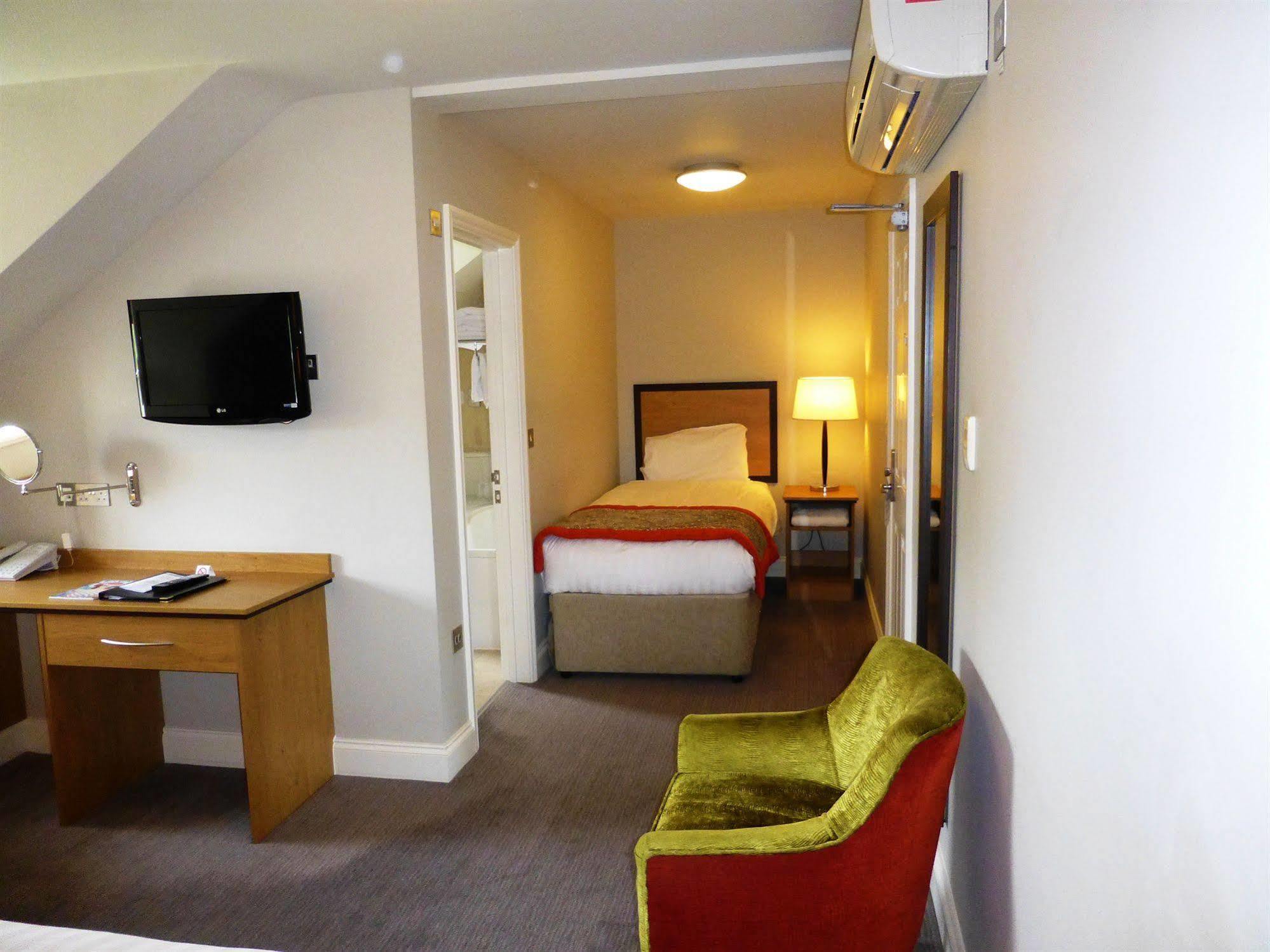 The Riverside House Hotel Mildenhall Exterior foto