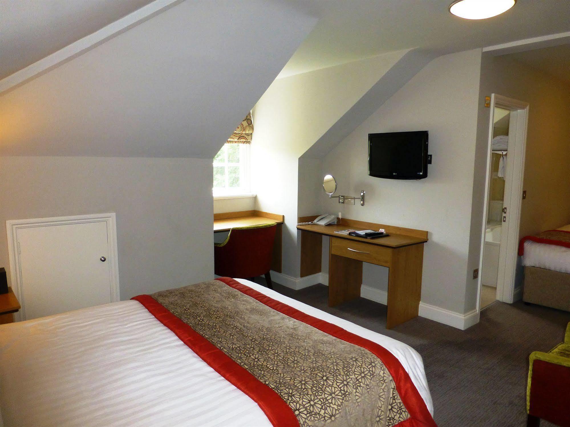The Riverside House Hotel Mildenhall Exterior foto